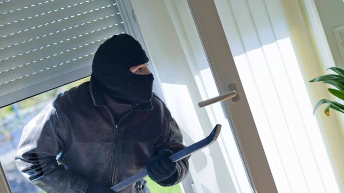 Meiningen: Dreiste Einbrecher steigen bei Tage in Haus ein und klauen Auto vom Hof