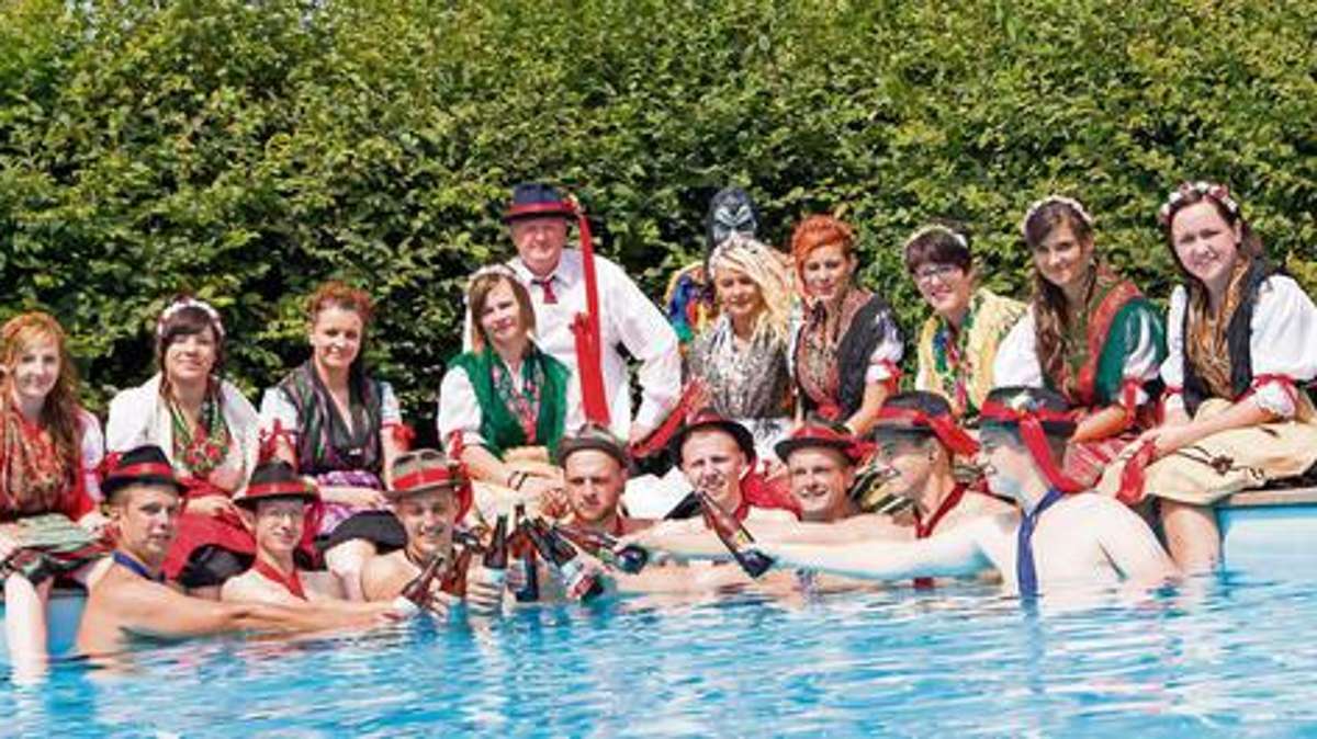 Sonneberg/Neuhaus: Poolparty im Kirmesgewand für Fotoaktion