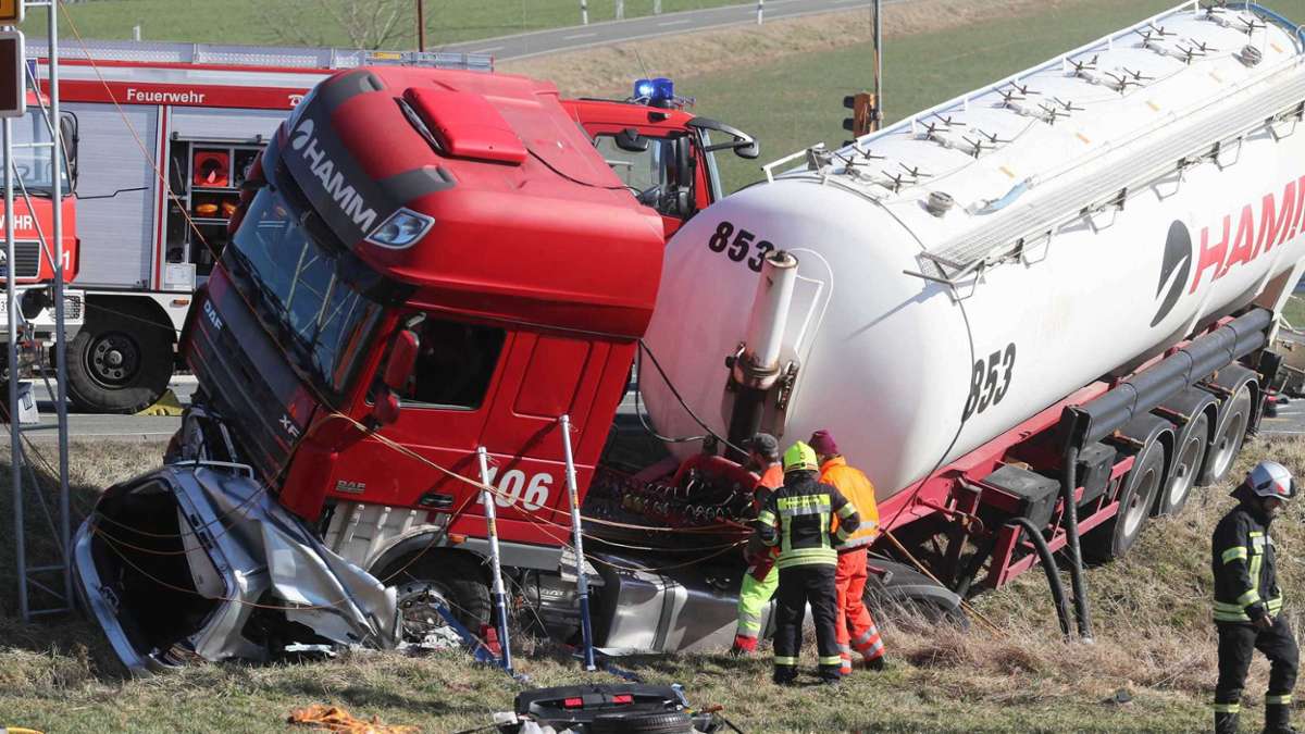 Thüringen: Auto unter Lastwagen zerquetscht - Zwei Menschen getötet