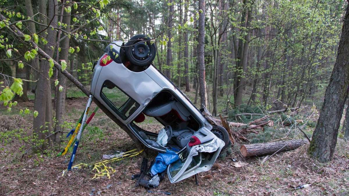 Nachbar-Regionen: Spektakuläre Landung: Unfall-Auto lehnt an Baum, zwei Verletzte