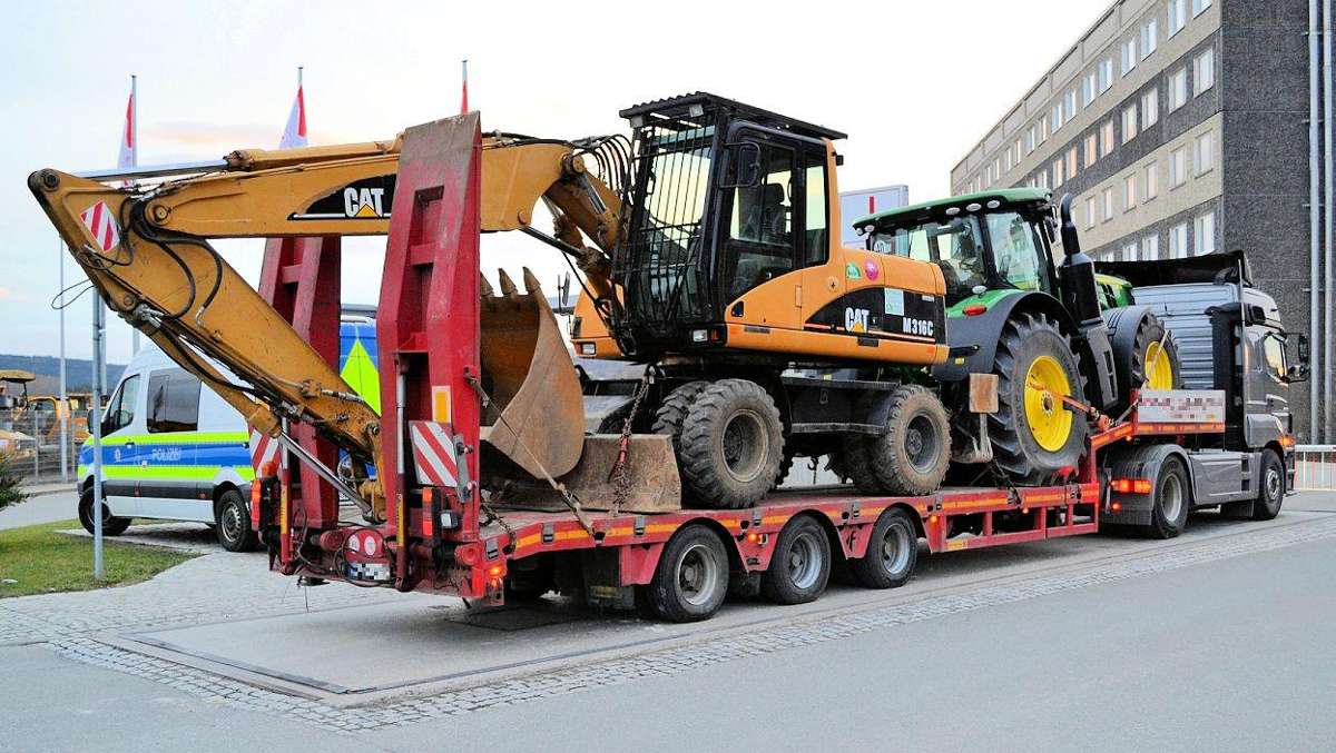 Thüringen: Schwertransport mit Traktor und Bagger ist zehn Tonnen zu schwer