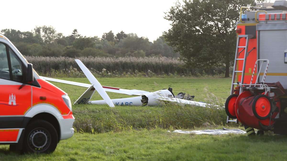 Hoher Schaden: Segelflieger schießt über Landebahn hinaus