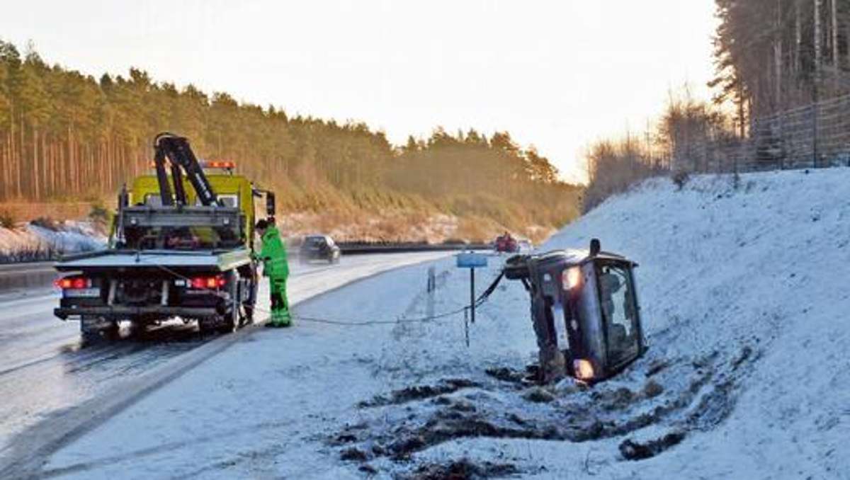 Thüringen: Vier Fahrer schlittern über A 71 und landen an Planke oder im Graben