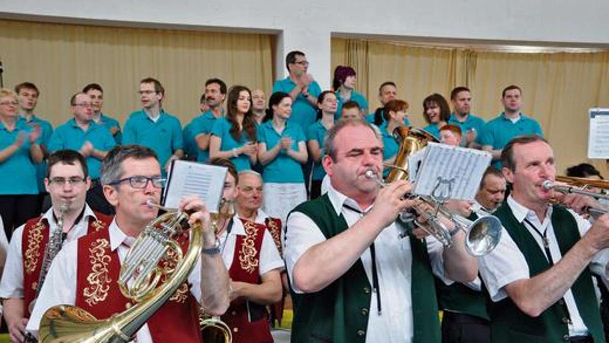 Ilmenau: Gemeinsames Ständchen zu Ehren des Geraberger Musikvereins