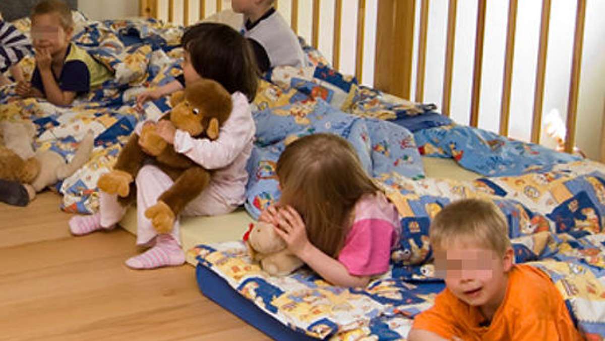 Thüringen: Krippenkinder zum Schlafen festgebunden