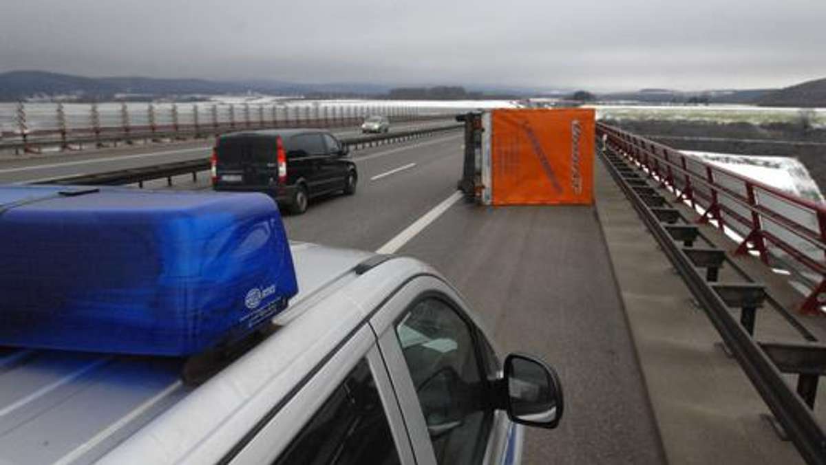 Thüringen: Sturm weht Anhänger auf der Autobahn 71-Brücke um