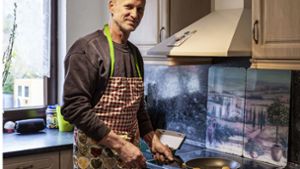 Männerhaushalt: Rennfahrer tanzt beim Kochen