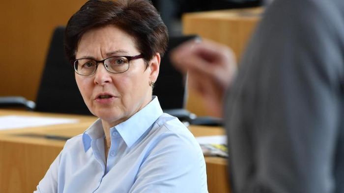Arm beim Wandern gebrochen: Finanzministerin fällt bei Etat-Sitzung aus