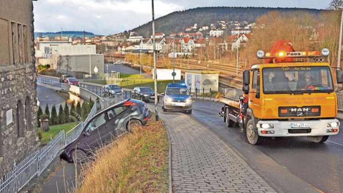 Meiningen: Heck bricht aus: Auto fährt Hang hinab