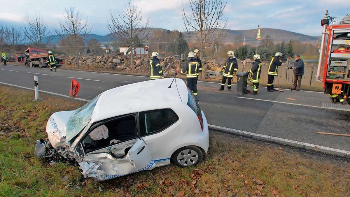 Meiningen: Zusammenstoß auf gerader Strecke: Autofahrerin schwer verletzt