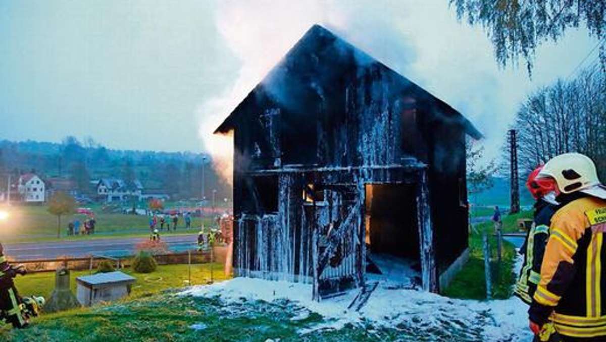 Hildburghausen: Scheune in Erlau geht in Flammen auf
