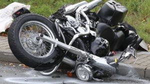 Motorradfahrer stürzt schwer