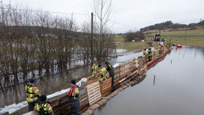 Hochwasserlage: Feuerwehrleute retten Weihnachtsfest