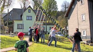Maibaumstellen in Ernstthal: Schnell in gewünschter Position