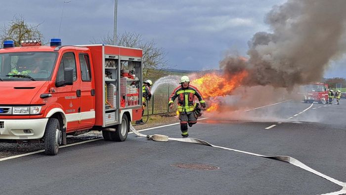 Bad Salzungen: Auto fängt während der Fahrt Feuer