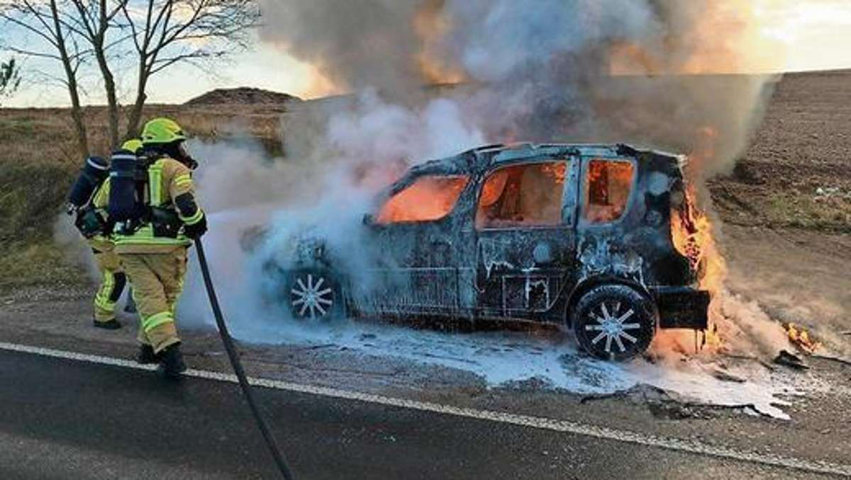 Ilmenau: Auto brennt zwischen Ilmenau und Langewiesen vollständig aus