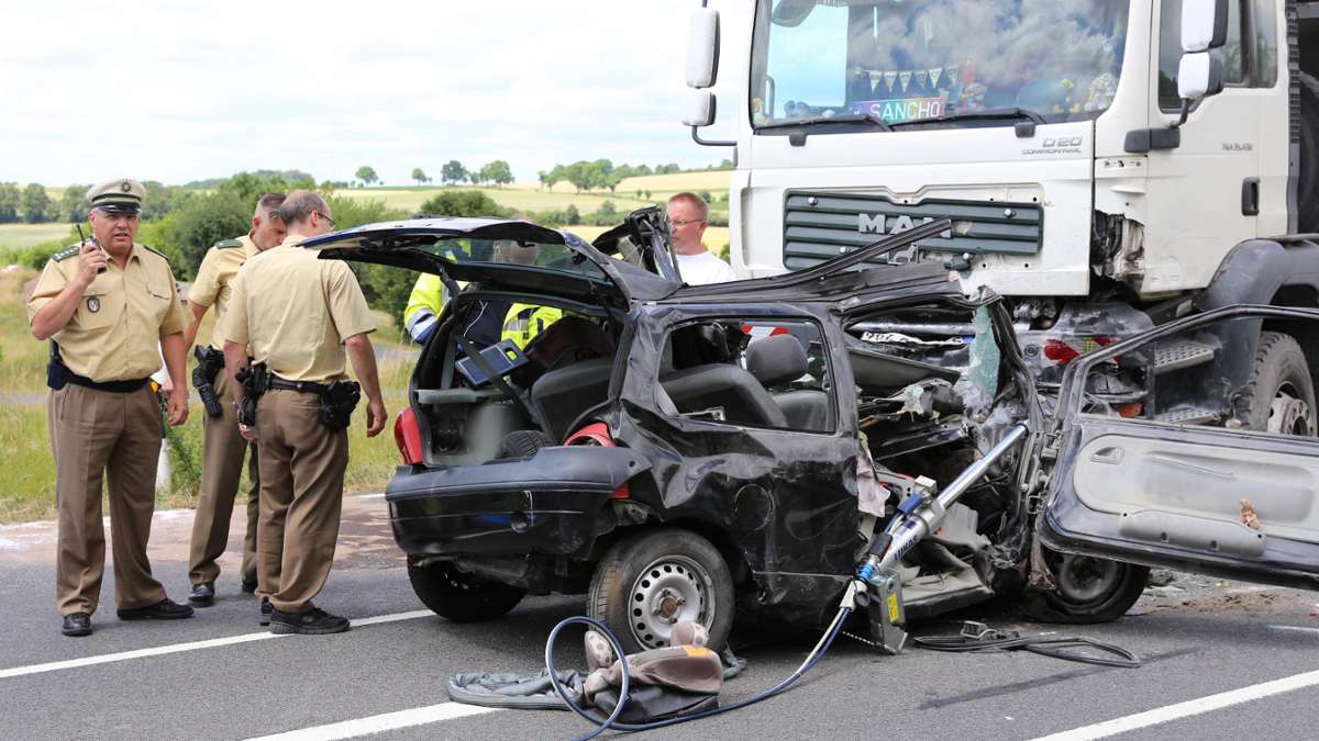 Nachbar-Regionen: Tödlicher Unfall: Auto stößt mit Laster zusammen