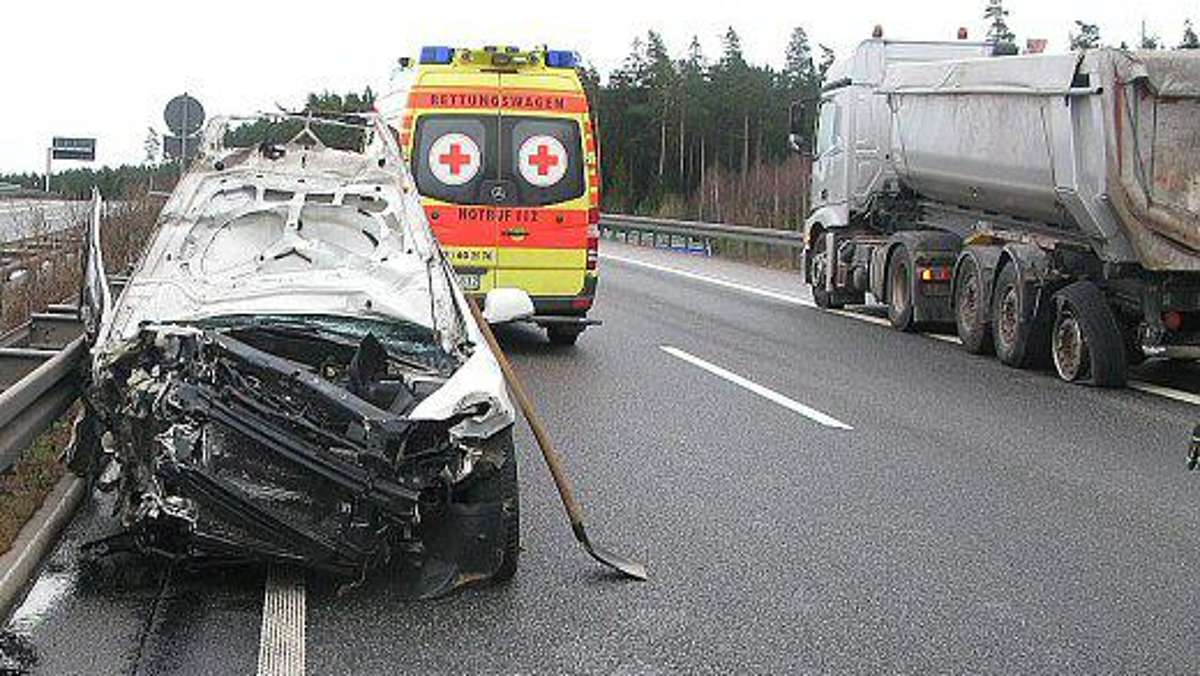 Thüringen: Pkw kracht auf Autobahn 71 auf Lkw - Fahrer verletzt