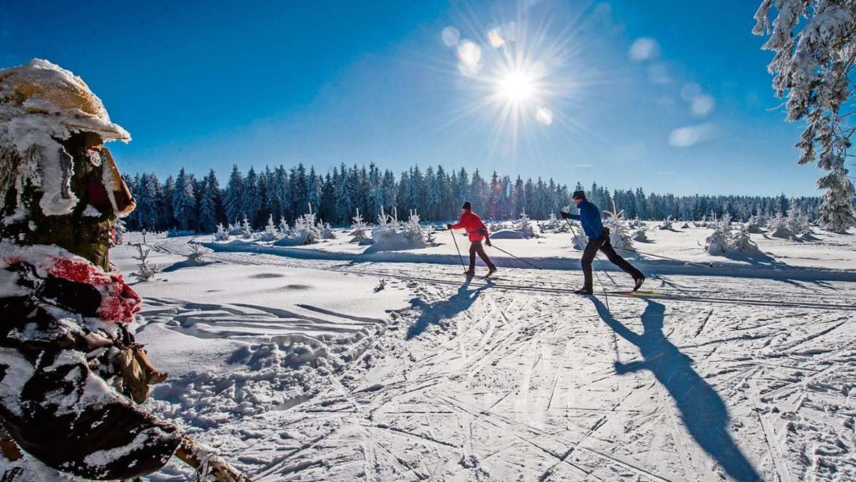Thüringen: Traumhaftes Wetter im Thüringer Wald lockt Wintersportler