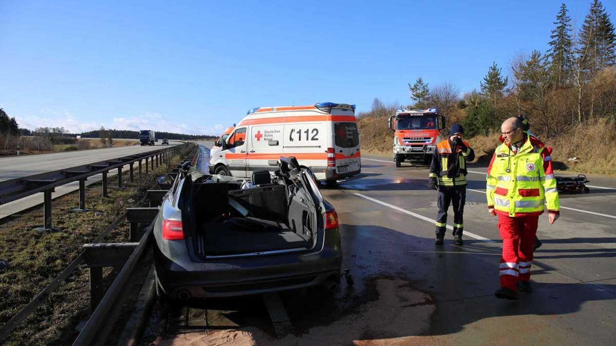 Thüringen: Auto kracht auf A 9 unter Lkw: Polizei muss Rettungsgasse frei schreien