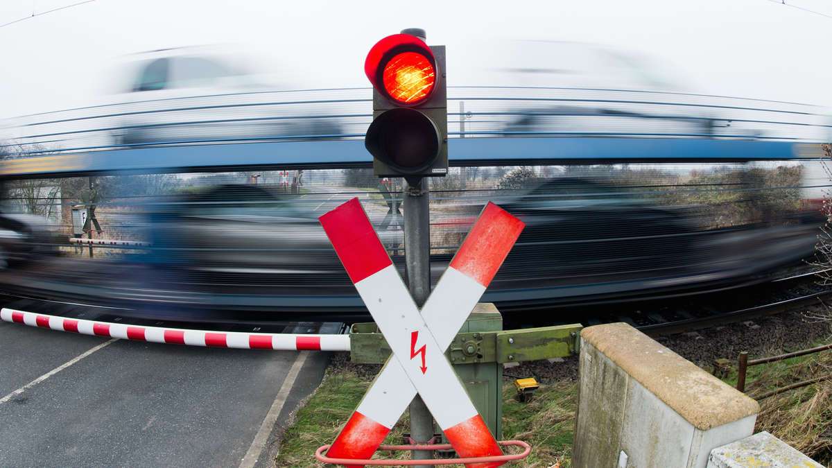 Thüringen: Fast im Stundentakt landen gleich drei Autos in Bahnschranken