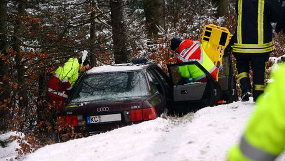 Sonneberg/Neuhaus: Auto prallt gegen Baum - zwei zum Teil schwer Verletzte