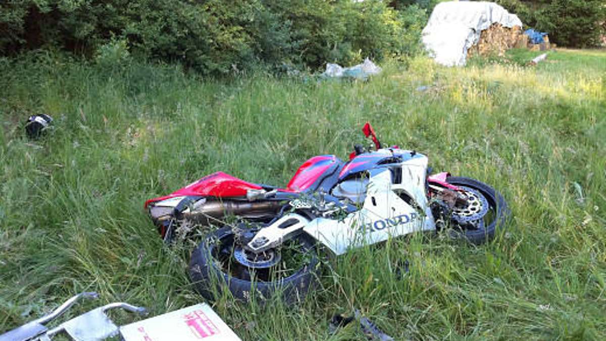 Sonneberg/Neuhaus: Motorrad fliegt durch Hecke: Fahrer schwer verletzt