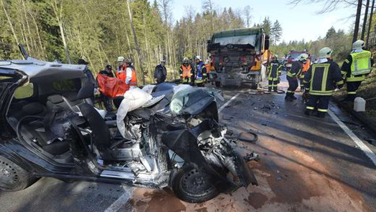 Bad Salzungen: Auto kracht in Lkw - 62-Jähriger stirbt bei Langenfeld