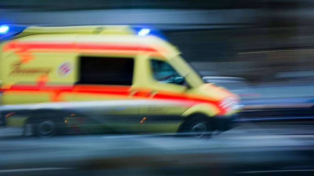Meiningen: 77-jähriger wird im Auto bewusstlos und fährt gegen Bus