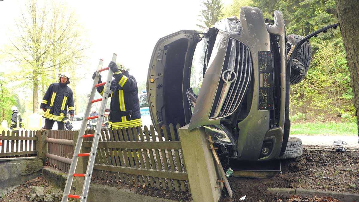Sonneberg/Neuhaus: Auto auf die Seite gelegt - zwei Verletzte und 22.000 Euro Schaden