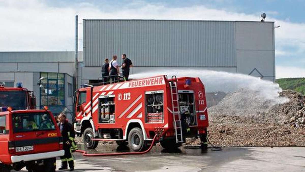 Meiningen: Kunststoffmüll und Container in Brand: Großeinsatz in Recyclingbetrieb