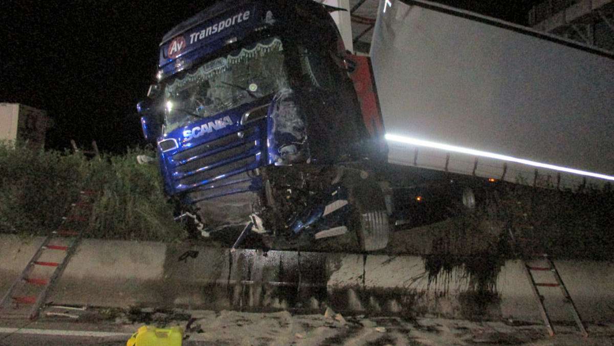 Thüringen: Lkw fährt auf Autobahn 4 in Mittelleitplanke - Fahrer wird schwer verletzt