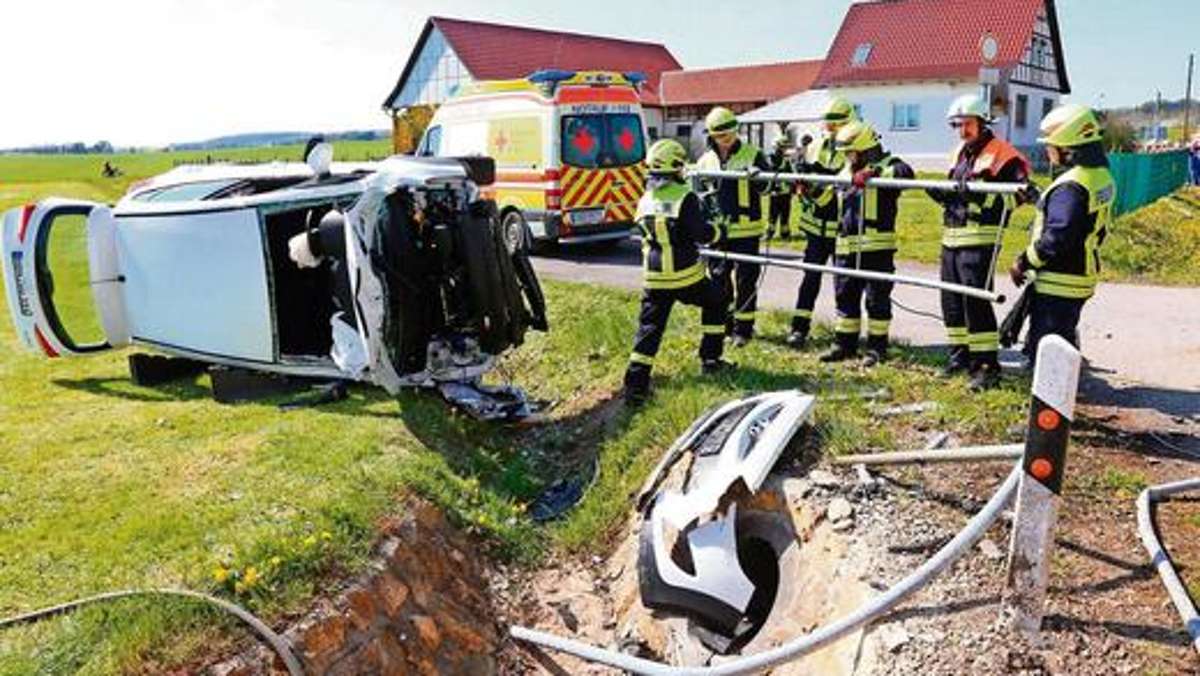 Hildburghausen: Auto kommt bei Mendhausen von Straße ab - zwei Verletzte