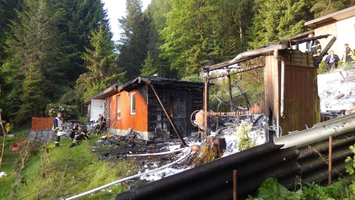 Suhl/ Zella-Mehlis: Alarm am Suhler Sehmar: Gartenhütte komplett abgebrannt