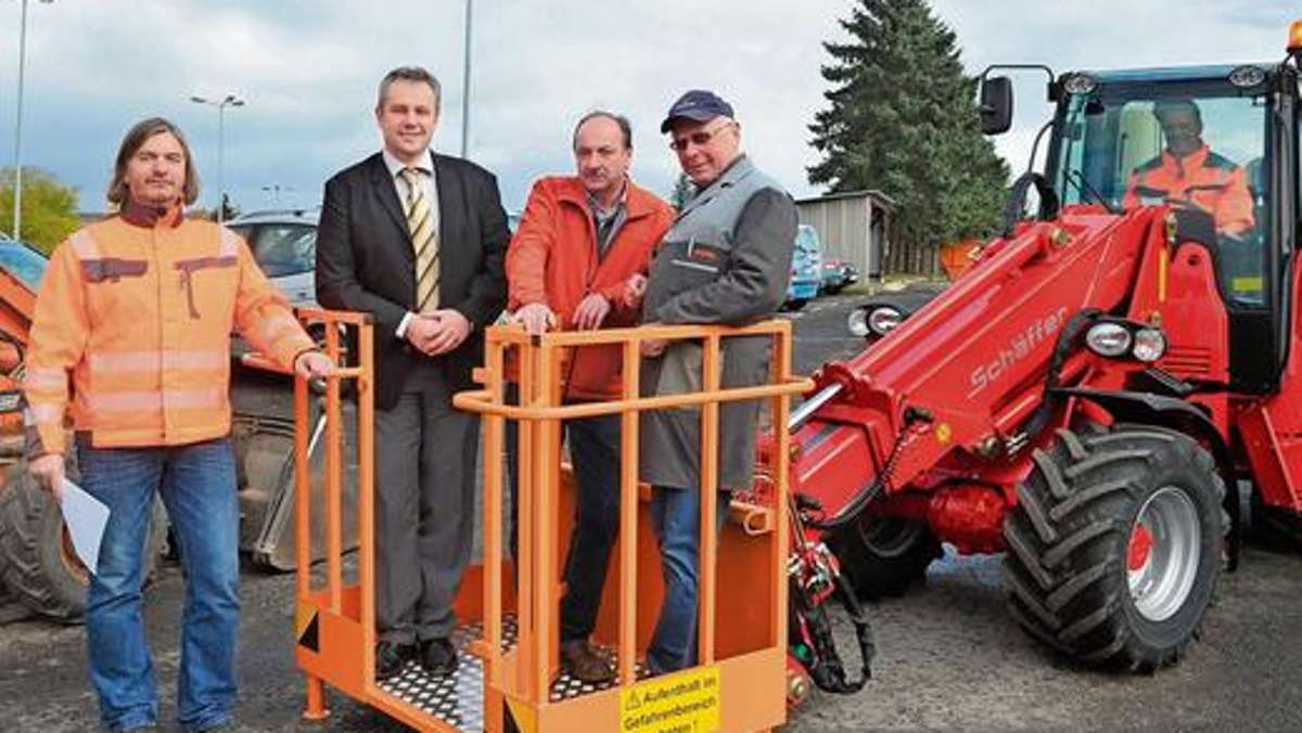 Hildburghausen: Neuer Radlader an den städtischen Bauhof übergeben