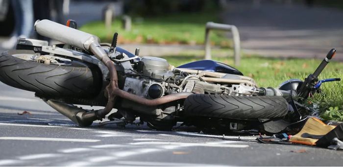 Gefährliche Strecke: Motorrad- und Radfahrer bei schwerem Unfall verletzt