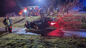 Feuerwehreinsatz: Auto überschlägt sich  bei Oberkatz