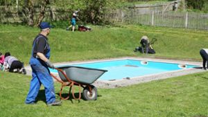 Frühjahrsputz: Dietzhäuser machen ihr Freibad schick