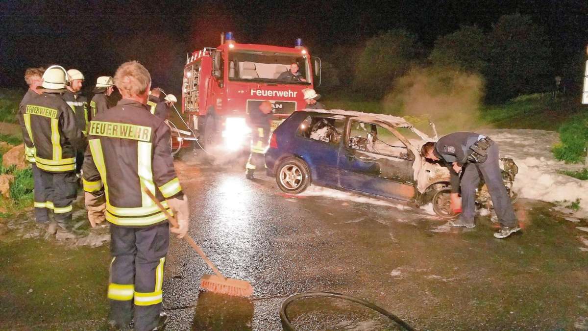 Meiningen: Auto kommt von Straße ab und geht in Flammen auf