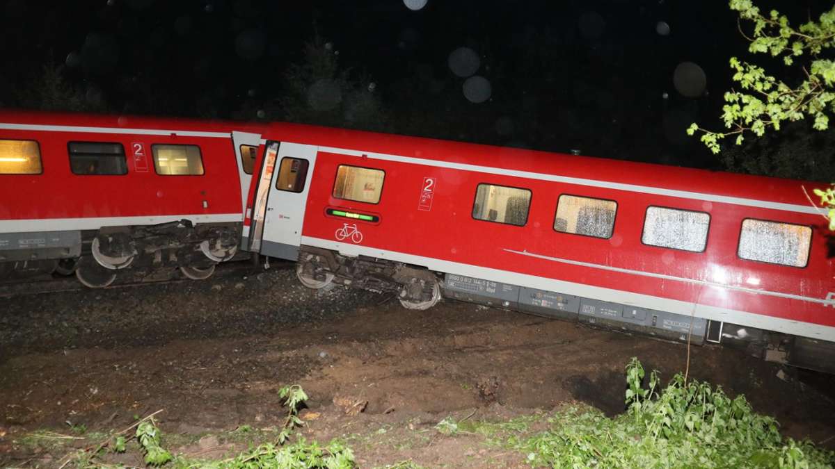 Thüringen: Nach Bahnunfall bei Stadtroda bleibt zweites Gleis gesperrt