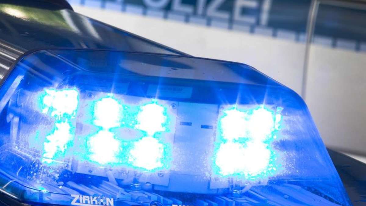 Thüringen: Auto wird von Sattelzug auf A73 in die Leitplanke gedrückt