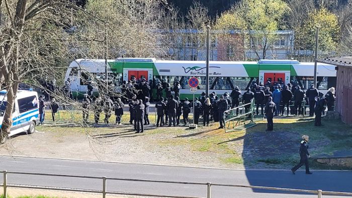 Großübung in Stützerbach: Weiterleitung  Pöbelnde Fußballfans: Polizei räumt ganzen Zug