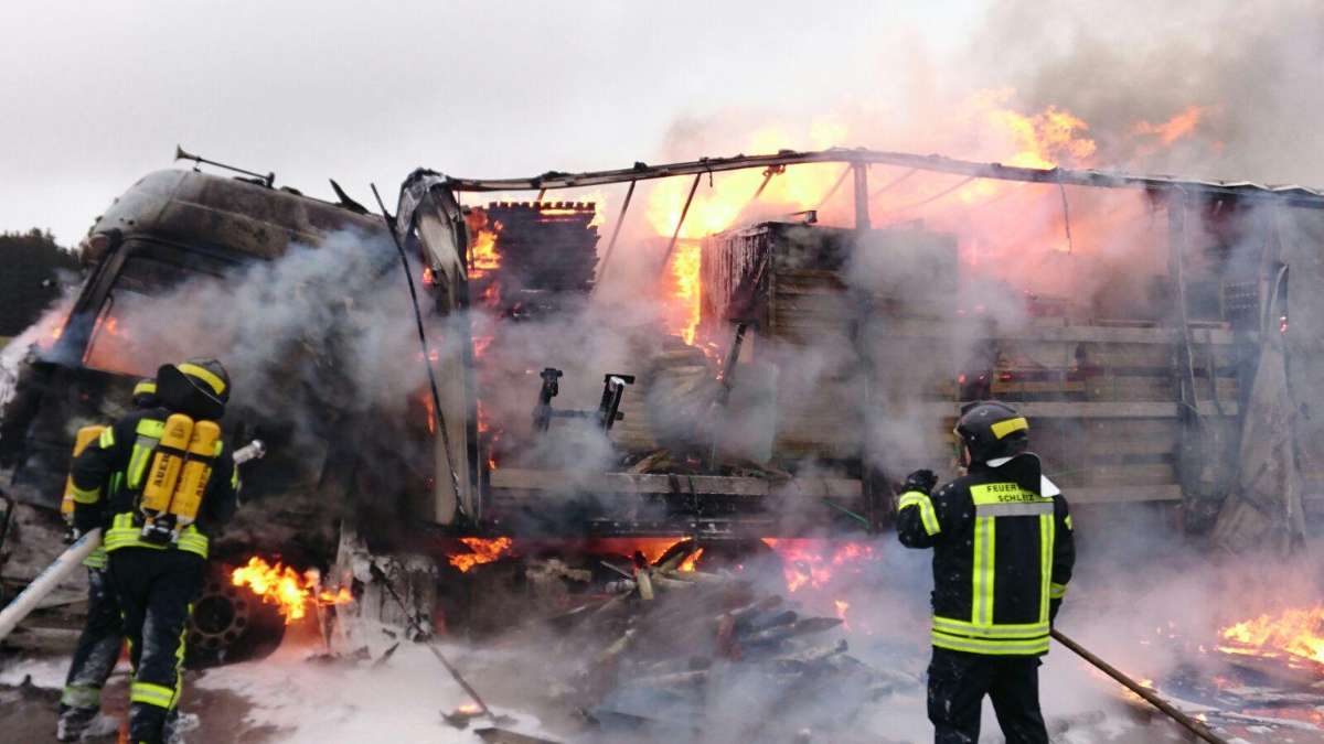Thüringen: Laster brennt auf Autobahn aus - 120.000 Euro Schaden