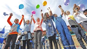 Mit Friedenstauben und großen Autos: Grundschüler feiern Tag der offenen Tür