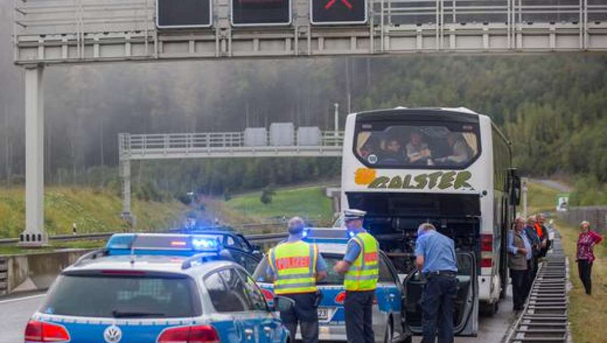 Thüringen: Reisebus brennt vor Rennsteigtunnel