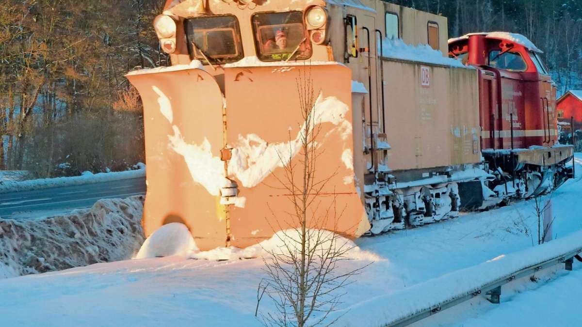 Hildburghausen: Auch von den Gleisen muss der Schnee