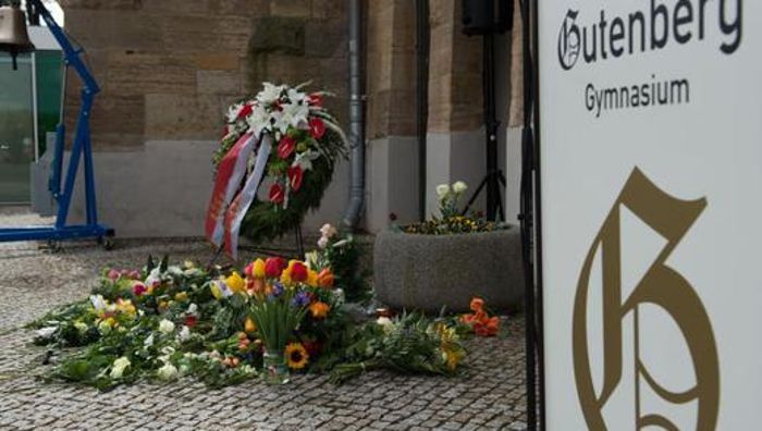 Mehrere hundert Menschen gedenken Opfer des Erfurter Amoklaufs