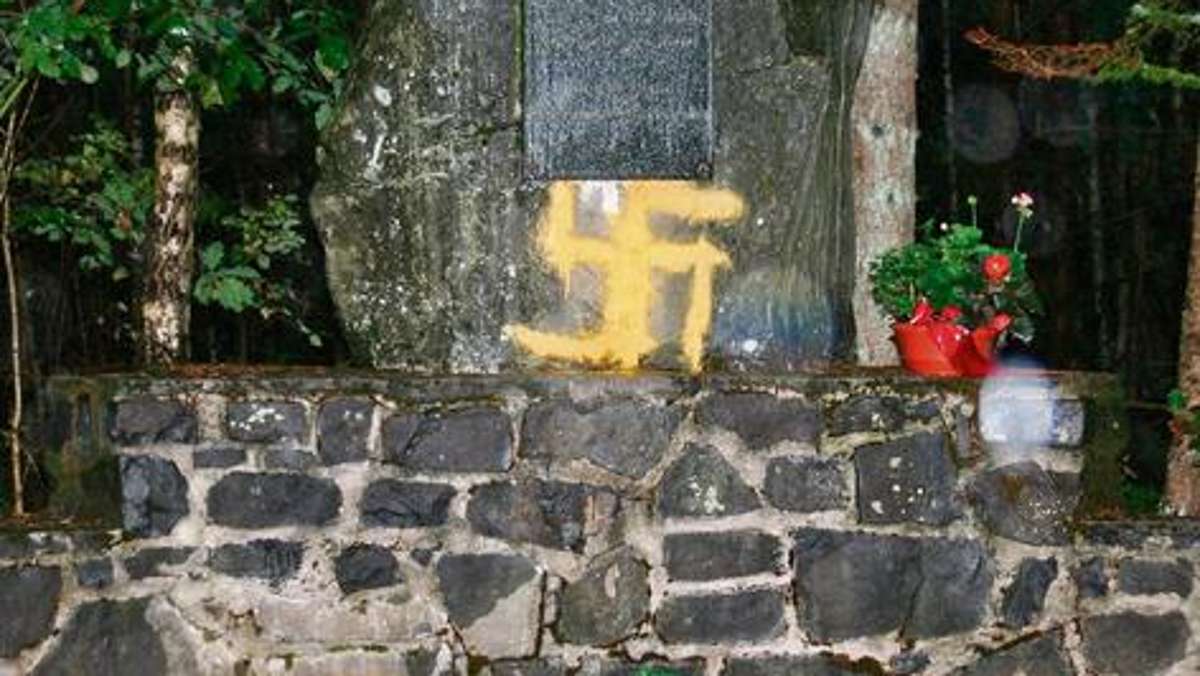 Hildburghausen: Entsetzen in Einöd: Denkmal mit Nazisymbol beschmiert