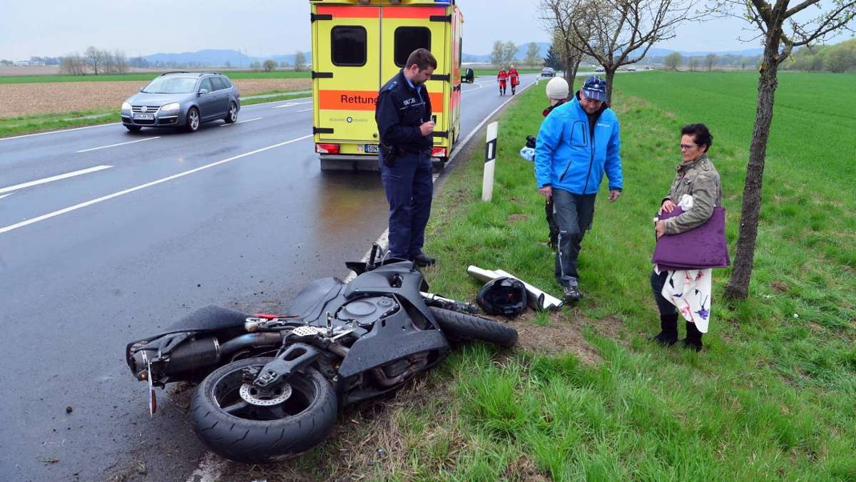 Sonneberg/Neuhaus: Biker stürzt bei Unterlind und verletzt sich erheblich