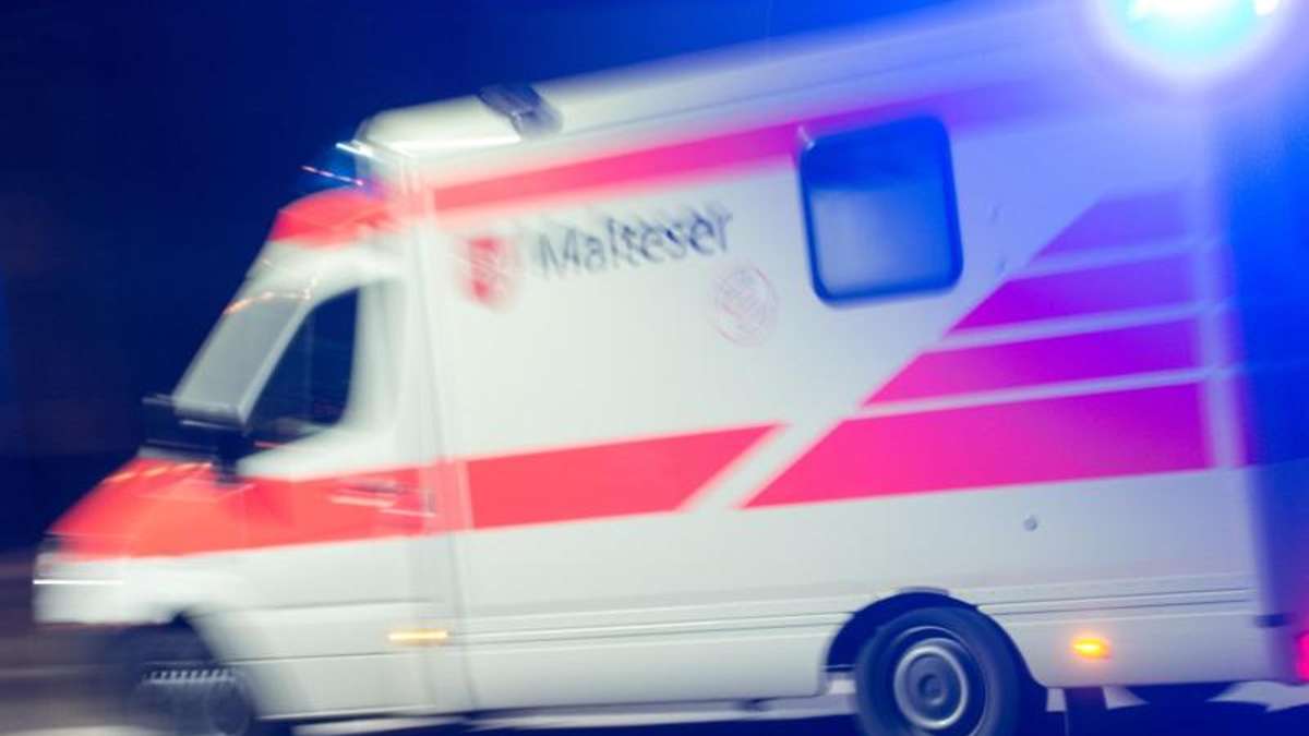 Nachbar-Regionen: Unfallfahrer lässt eingeklemmte und schwerverletzte Ehefrau auf A 70 im Wrack zurück